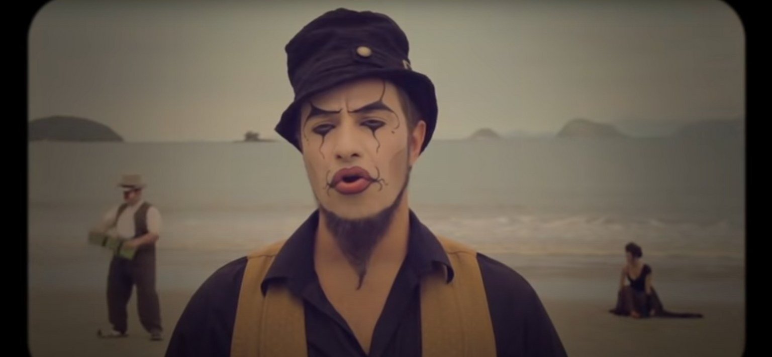 Frame do videoclipe do Teatro Mágico